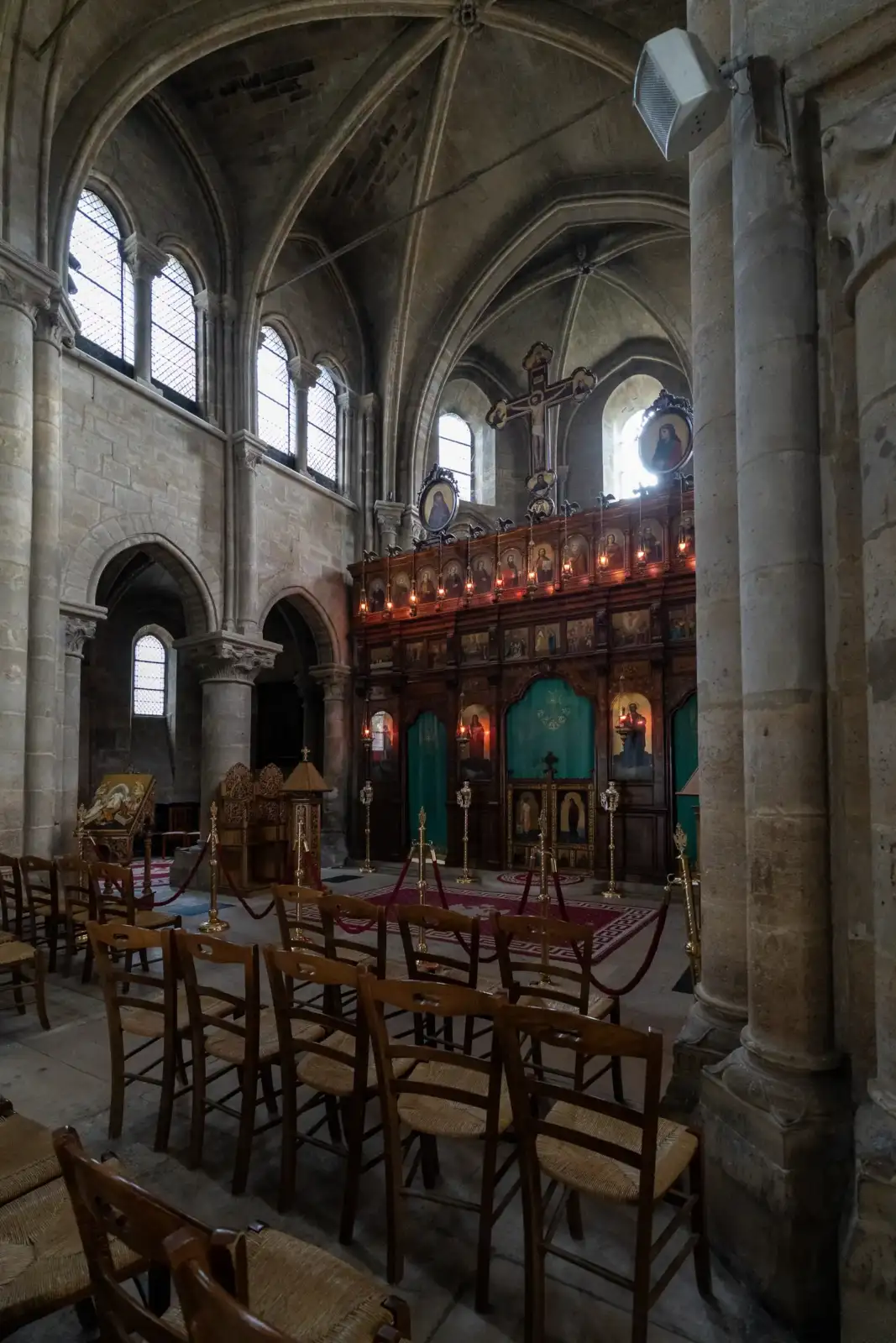 Vue intérieure de l'église Saint-Julien-le-Pauvre à Paris, avec son iconostase en bois et voûtes.