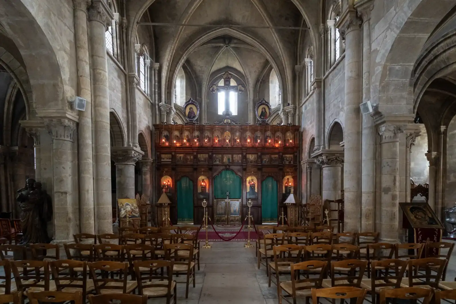 Vue intérieure de l'église Saint Julien le Pauvre avec son iconostase en bois.