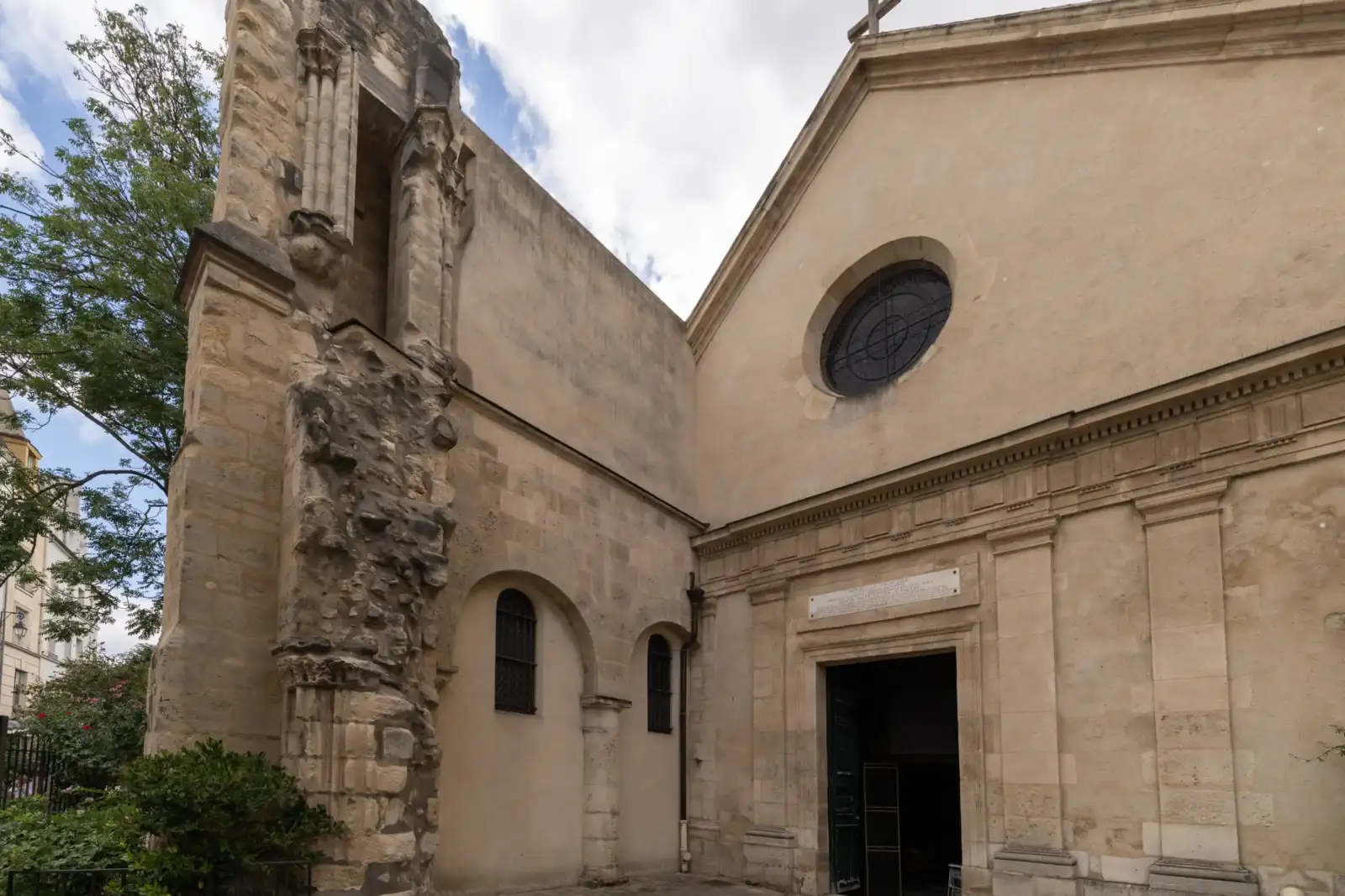 La façade en pierre beige de l église Saint Julien le Pauvre à Paris.