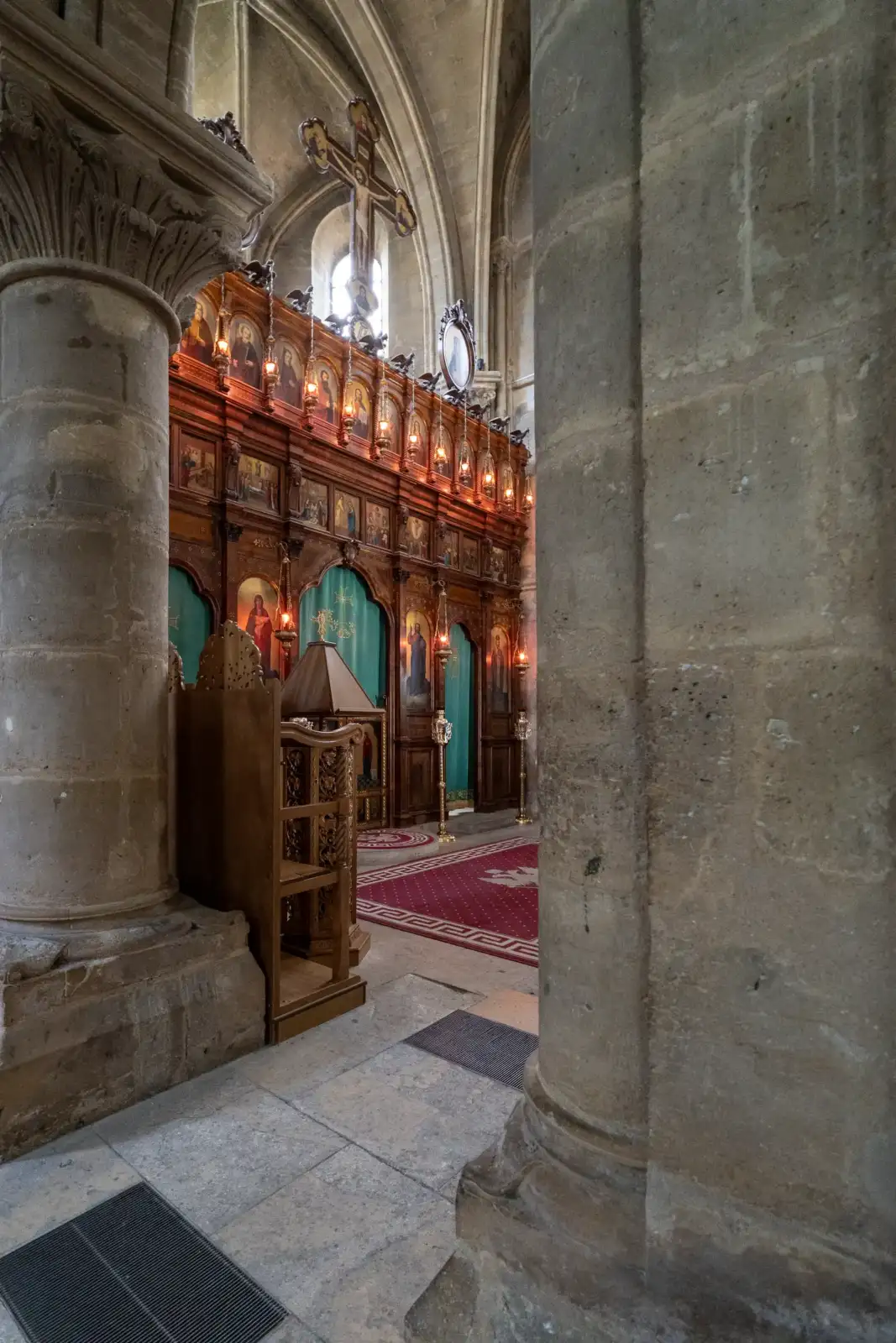 L'intérieur en pierre de l'église Saint-Julien-le-Pauvre à Paris dévoile un magnifique iconostase en bois sculpté.