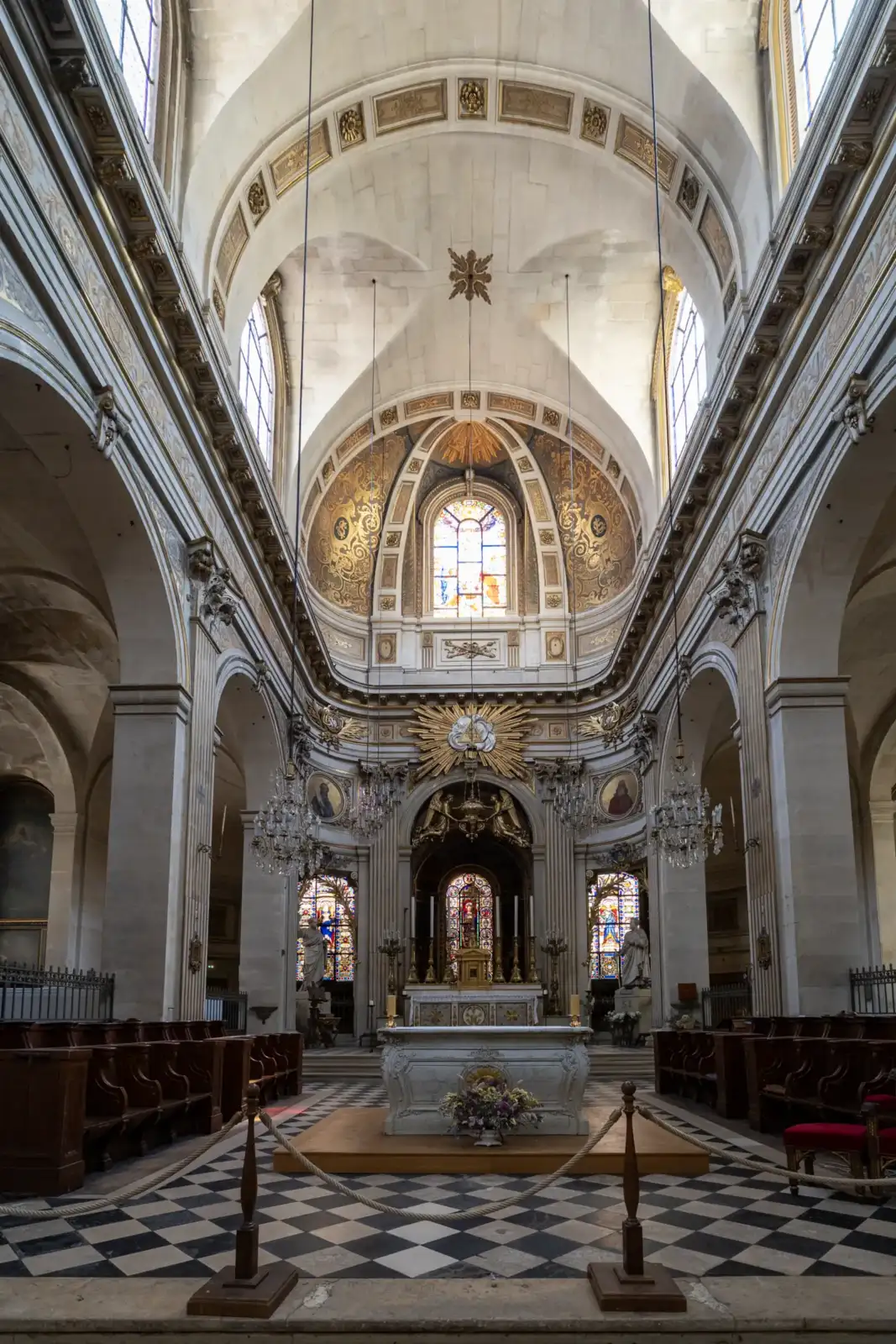 Vue intérieure de l'église Saint-Louis en l'Île avec son autel et ses voûtes.