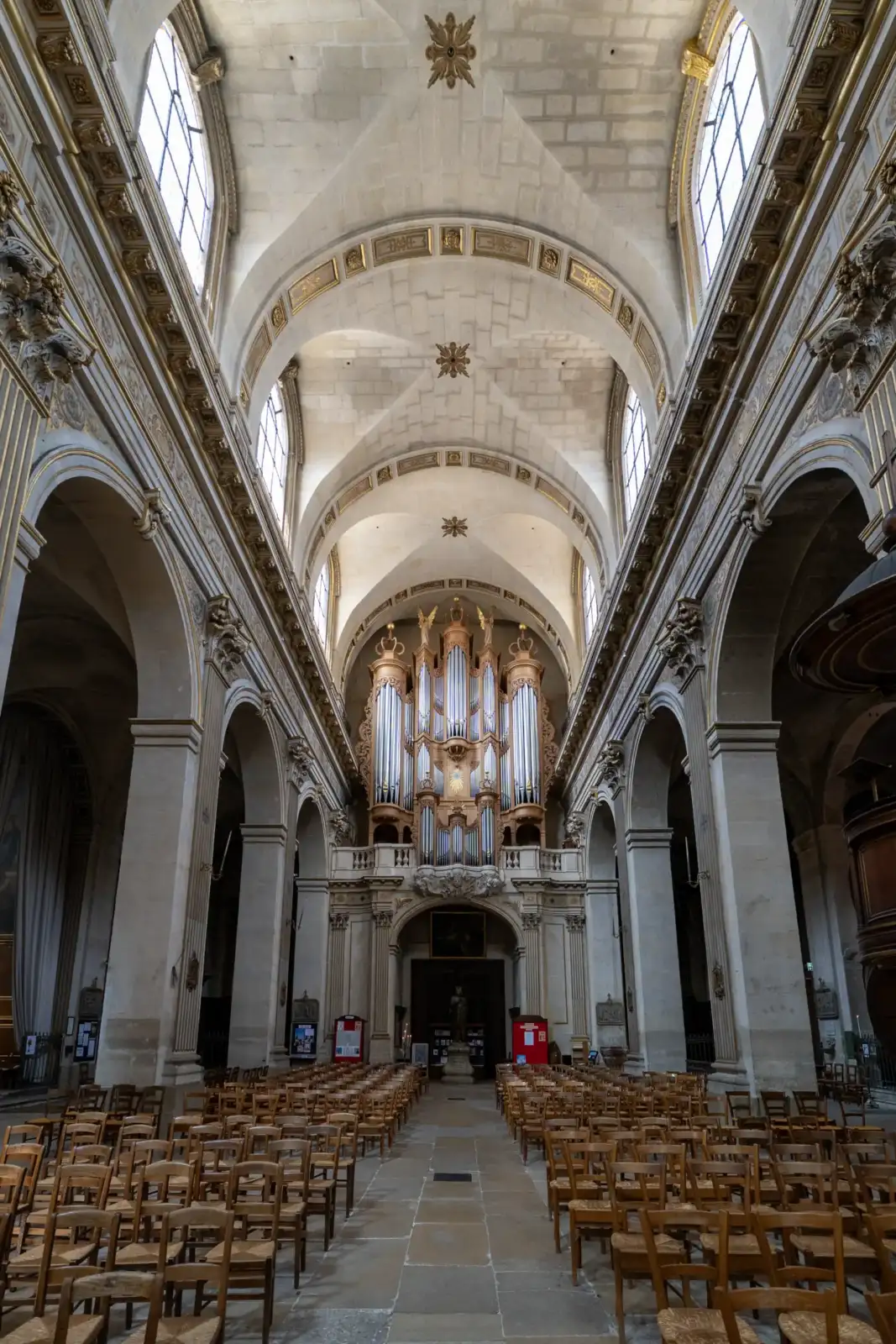 Vue de la nef centrale de l'église Saint-Louis-en-l'Île montrant l'orgue monumental et les voûtes.