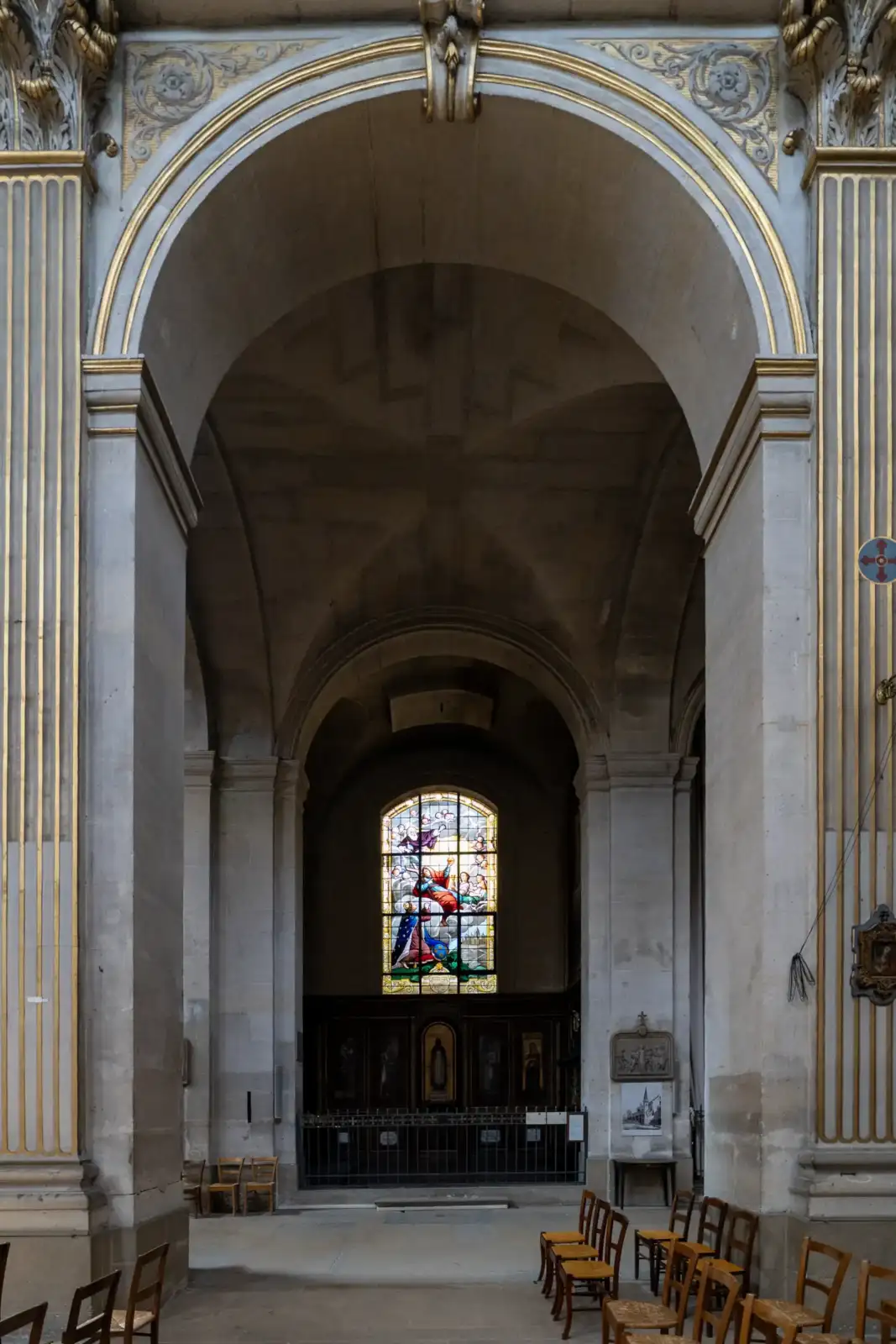 Vue de l'intérieur de l'église Saint Louis en l'île avec son vitrail lumineux.