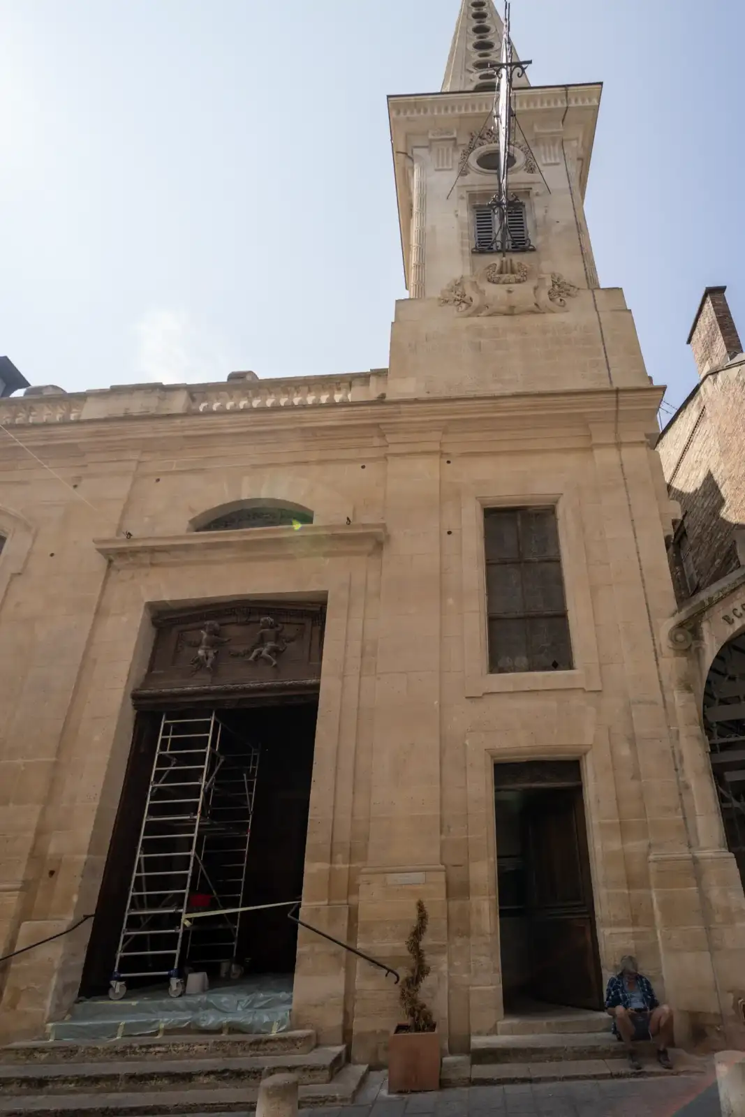Vue extérieure de la façade de l église Saint Louis en l Île à Paris.