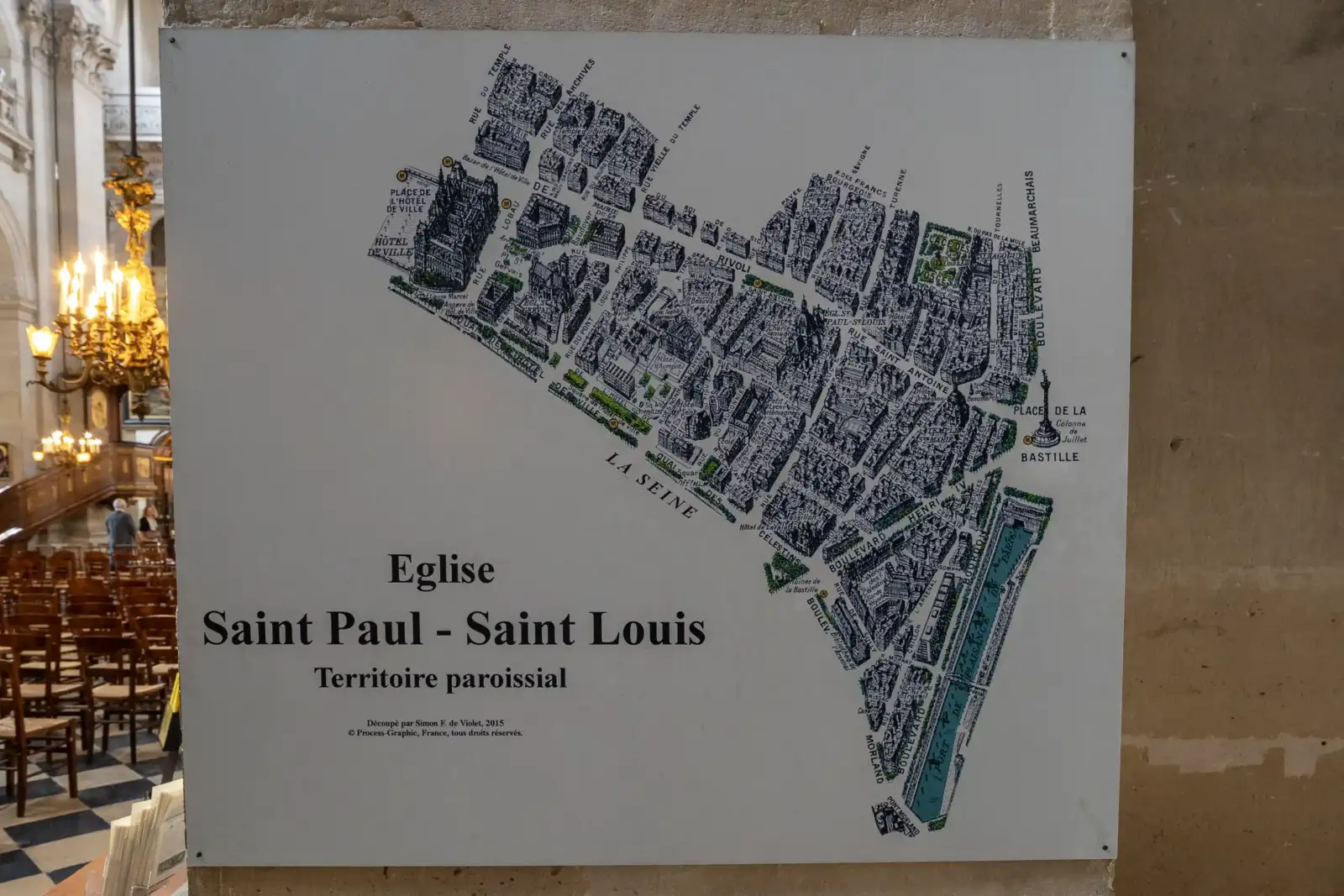 Un panneau mural présente une carte topographique du territoire paroissial de l'église Saint Paul Saint Louis à Paris.
