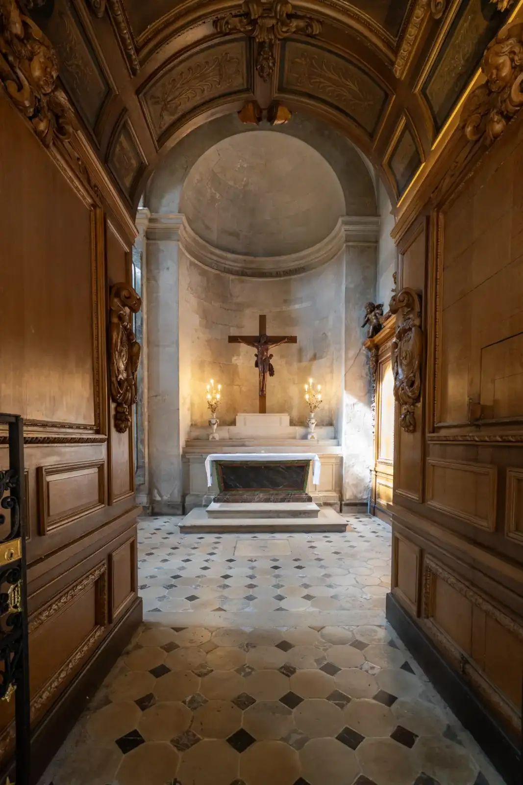 Vue encadrée depuis l entree de l eglise avec un autel et son crucifix lumineux.
