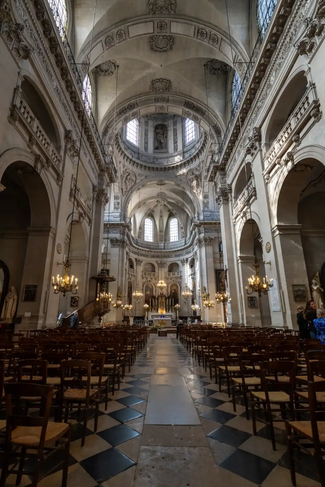 Vue intérieure de l'église Saint-Paul-Saint-Louis à Paris, montrant la nef et le dôme lumineux.