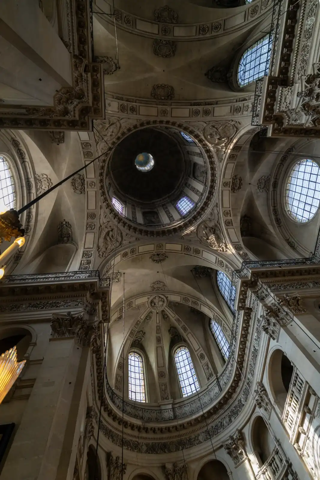 Vue en contre-plongée de l architecture baroque et de la coupole de Église Saint-Paul-Saint-Louis.