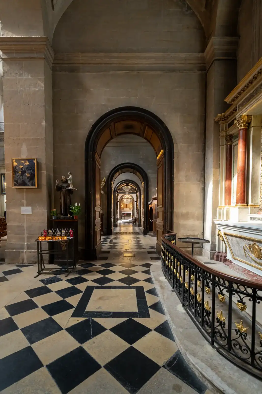 Une perspective saisissante des arcades en pierre de l'église Saint-Paul-Saint-Louis à Paris.