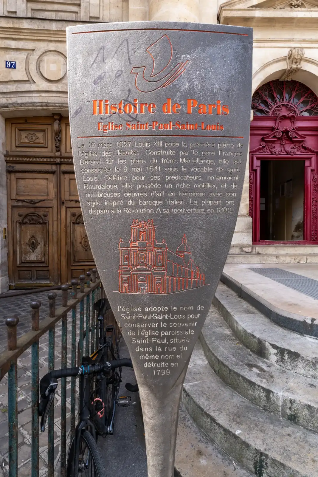 Panneau signalétique historique de l'église Saint-Paul-Saint-Louis à Paris, avec texte et illustration gravés.