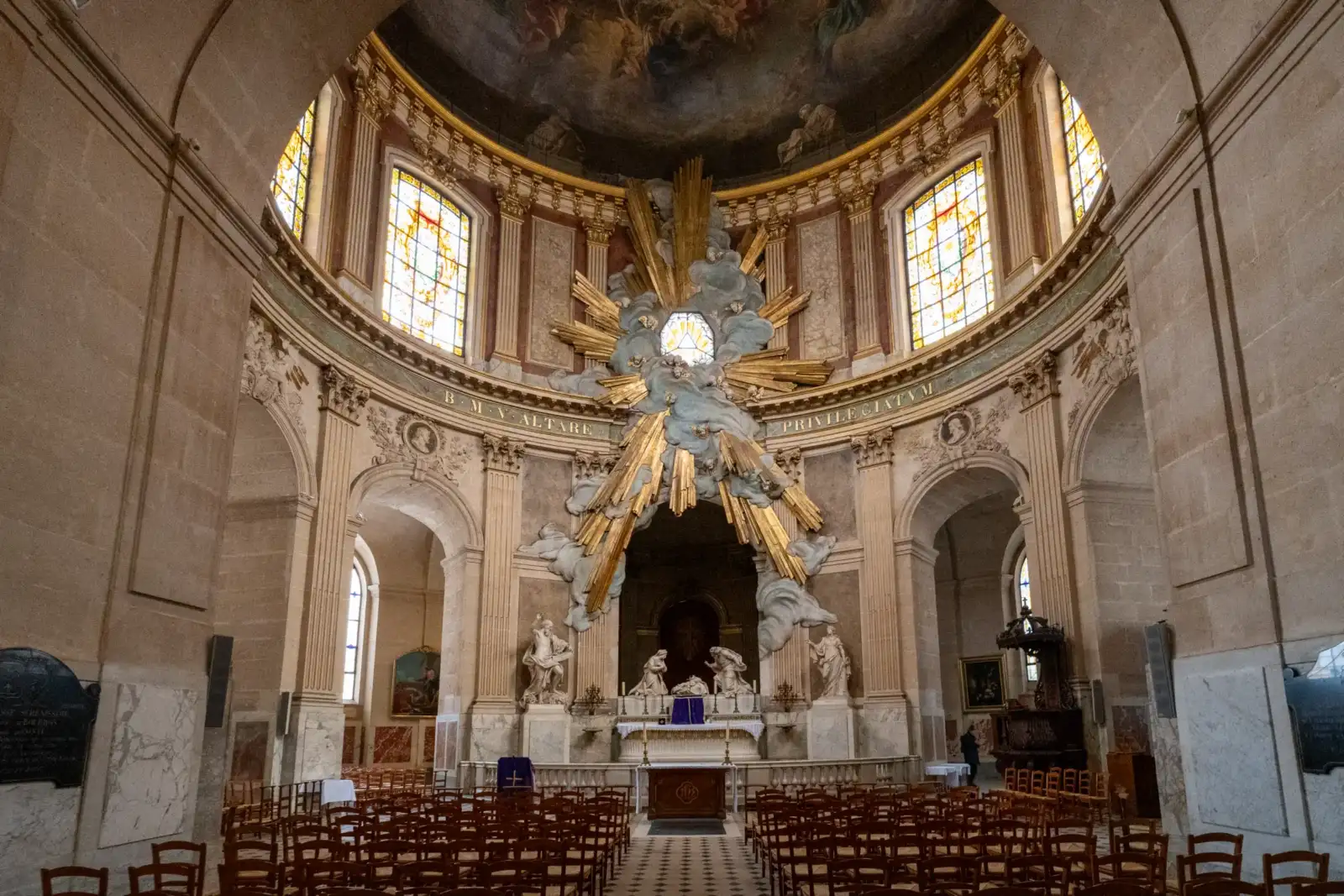 L'intérieur majestueux de l'église Saint-Roch à Paris avec son autel doré et imposant.