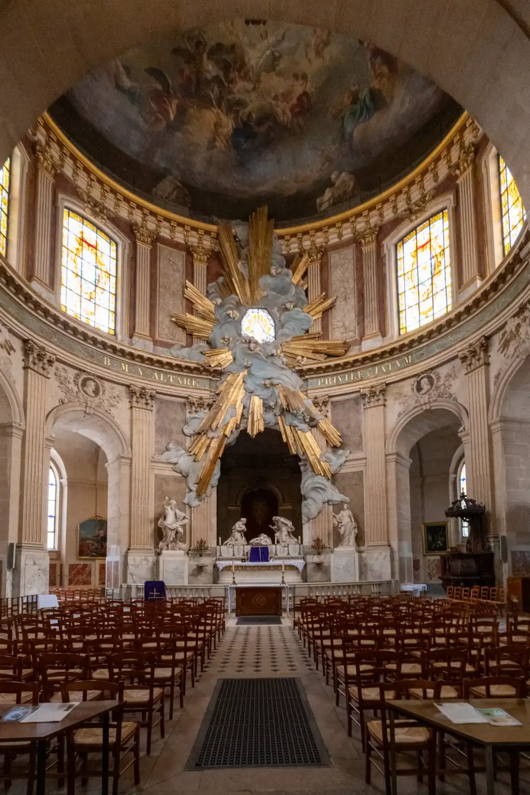 L'intérieur de l'église Saint-Roch présente un autel baroque majestueux sous une coupole peinte.