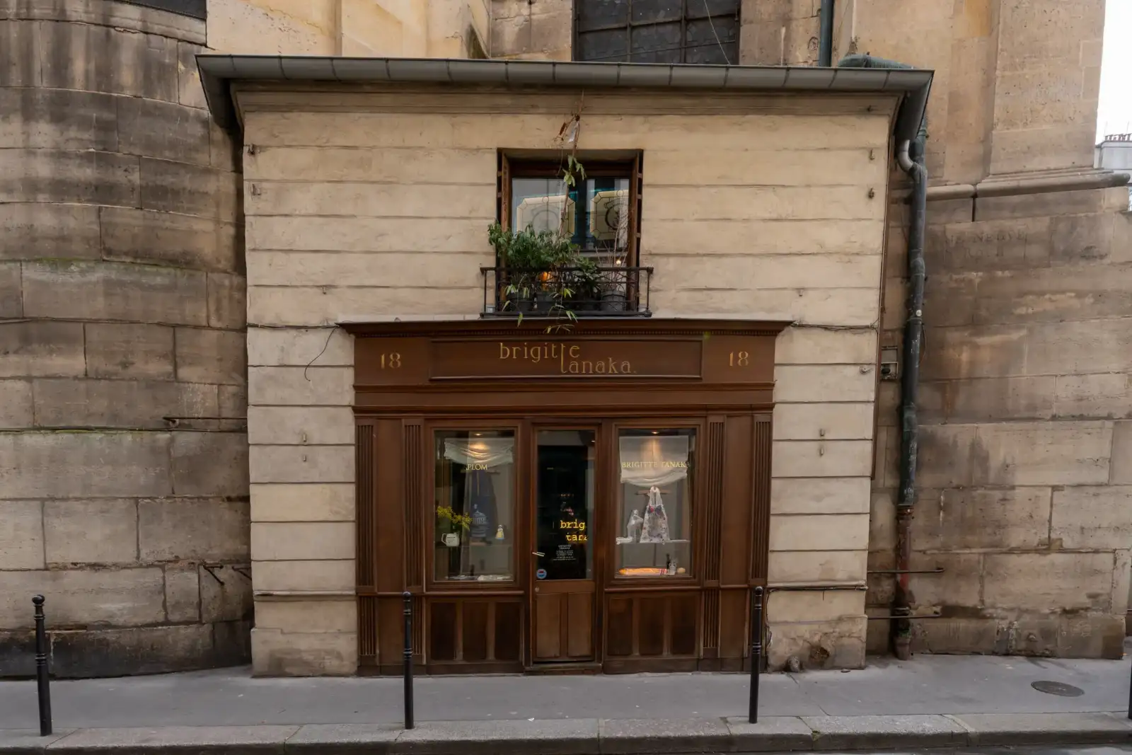 La boutique Brigitte Tanaka est nichée contre la façade en pierre de l'église Saint-Roch.