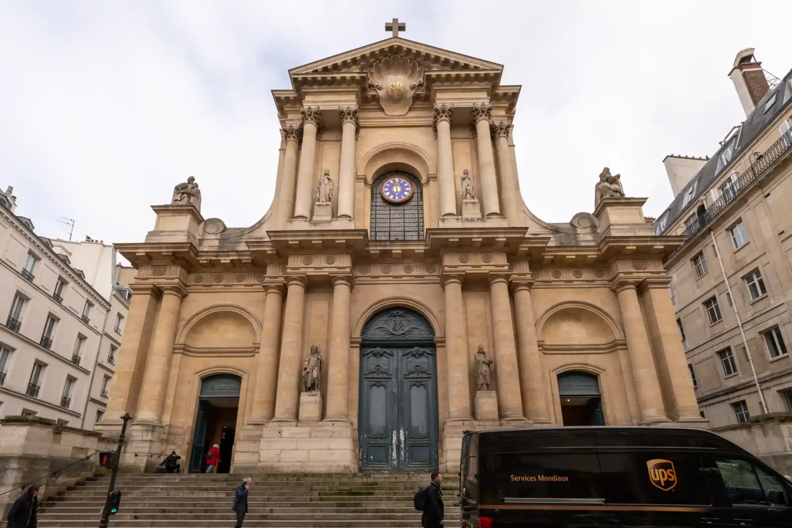 La façade classique de l'église Saint-Roch à Paris avec ses colonnes et statues.