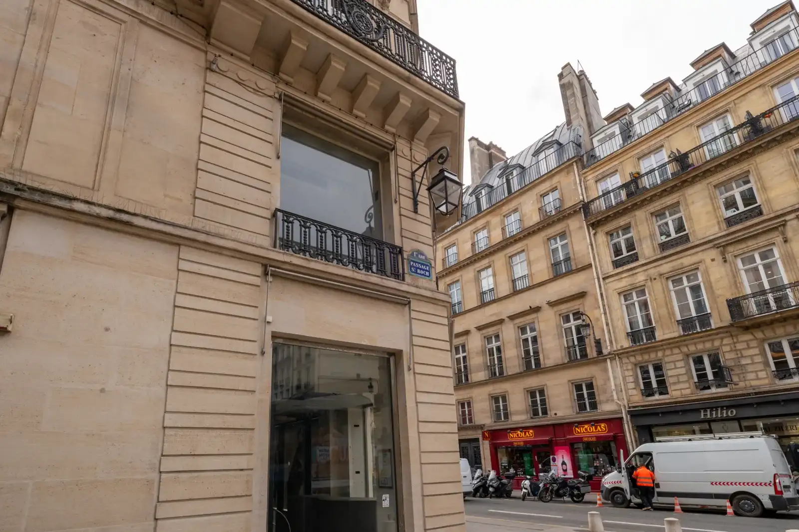 Vue en contre-plongée des immeubles parisiens en pierre de taille au Passage Saint-Roch.