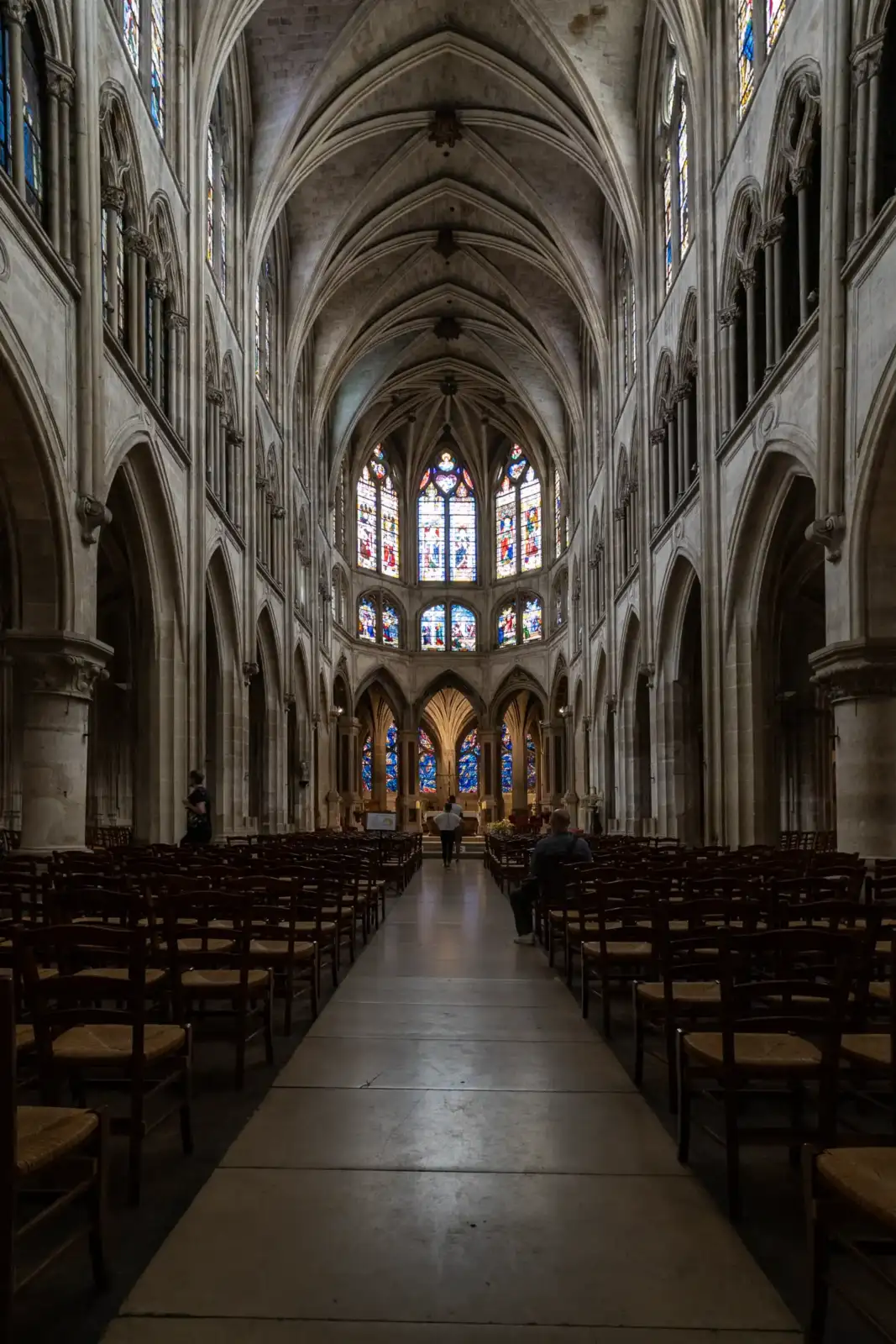 Vue de la nef centrale lumineuse de l’église Saint Séverin à Paris.
