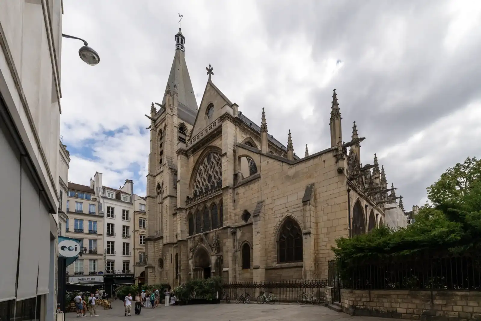 Vue extérieure de l église gothique Saint Séverin à Paris sous un ciel nuageux.