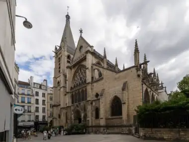 Vue extérieure de l église gothique Saint Séverin à Paris sous un ciel nuageux.