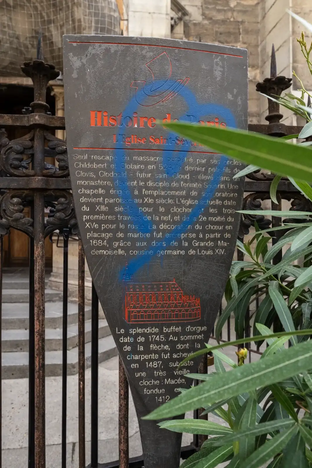 Un panneau d information tagué de l Église Saint Séverin à Paris.