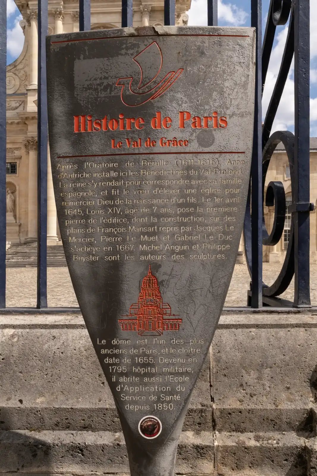 Un panneau d'information Historique de Paris se dresse devant l'église du Val-de-Grâce.