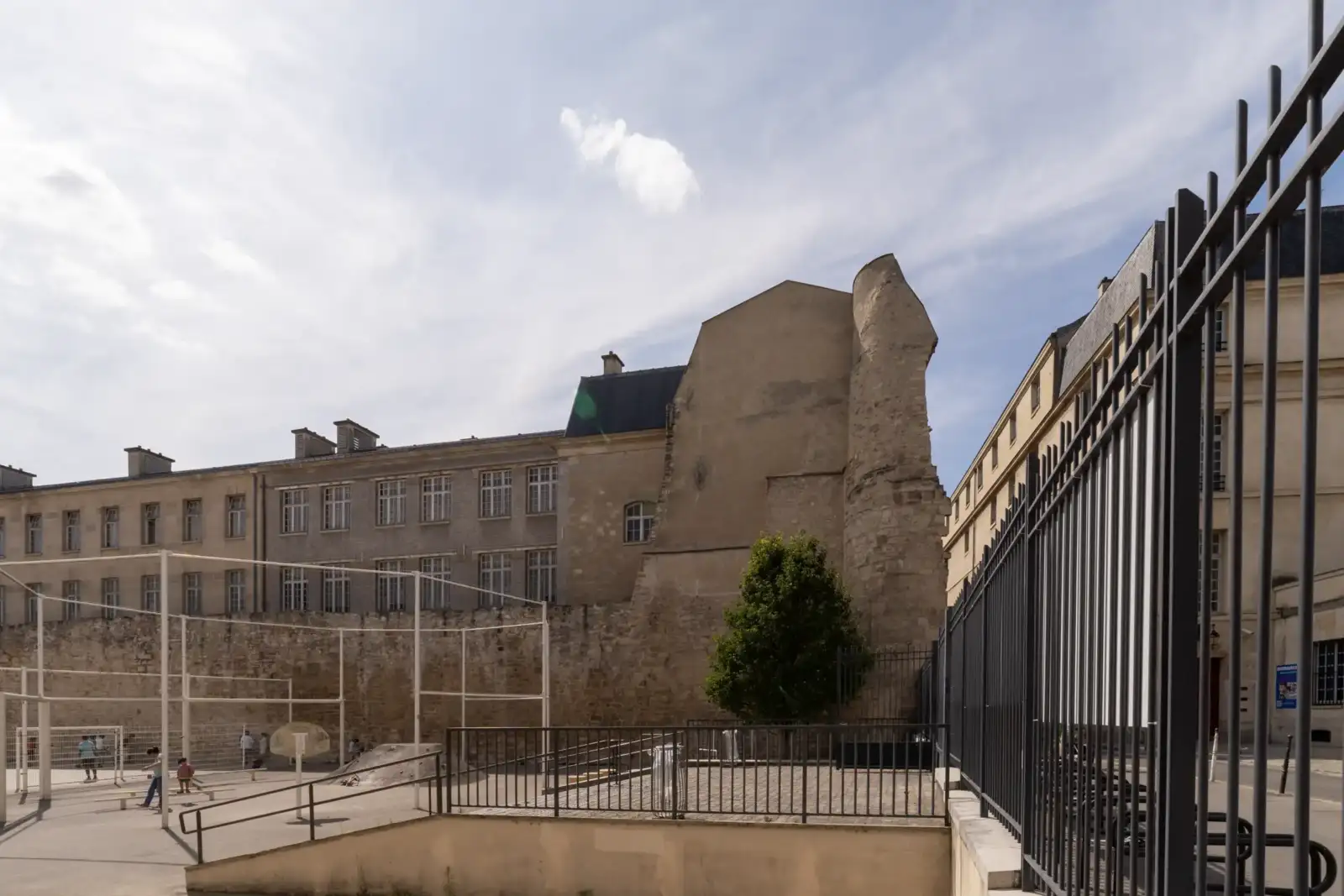 Une vue de la façade de lenceinte médiévale Philippe Auguste à Paris.