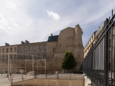 Une vue de la façade de lenceinte médiévale Philippe Auguste à Paris.