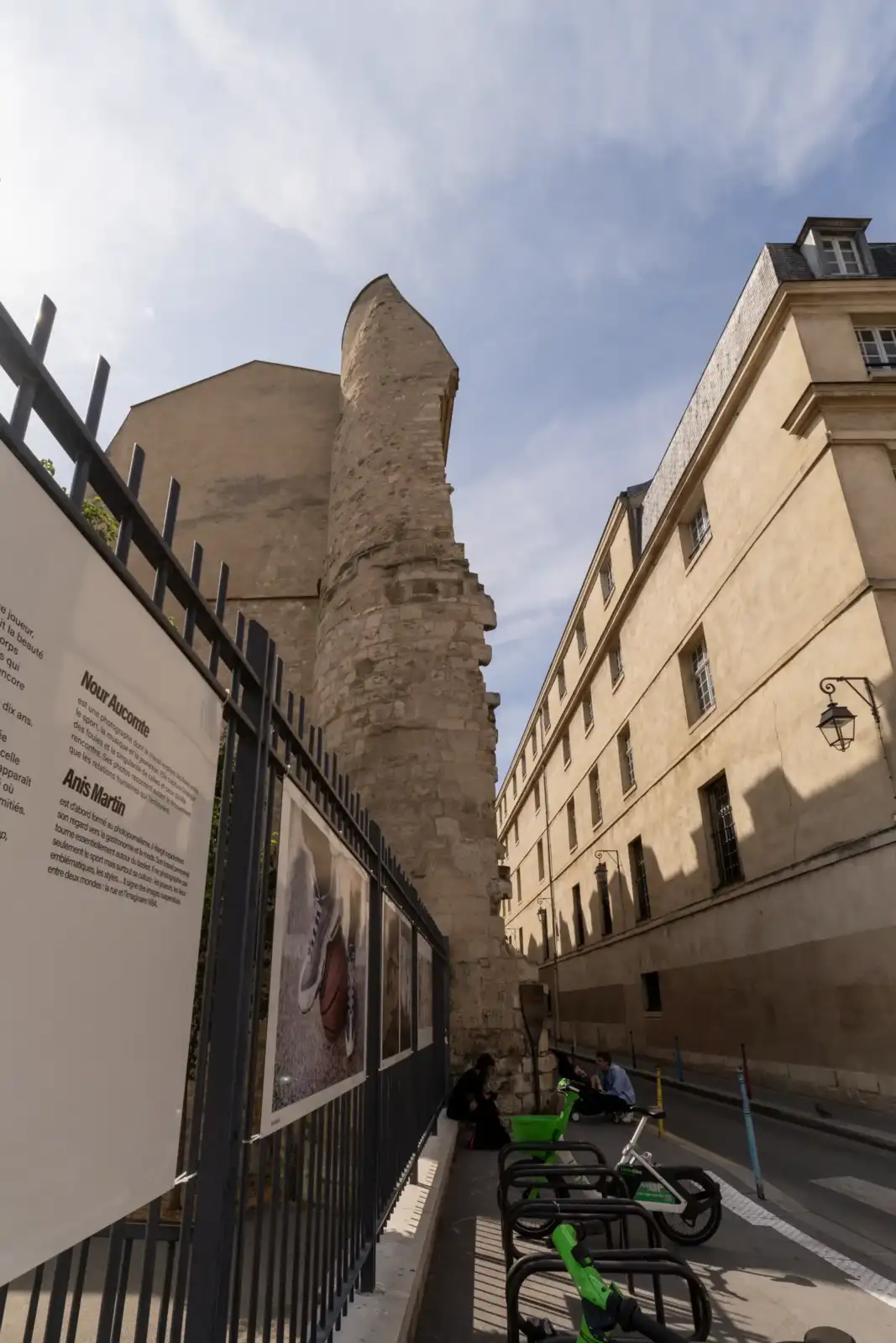 Un vestige de l enceinte médiévale de Philippe Auguste s dresse entre deux immeubles parisiens.