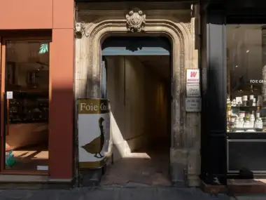 Vue extérieure d'une épicerie de luxe de foie gras à Paris, avec un panneau.
