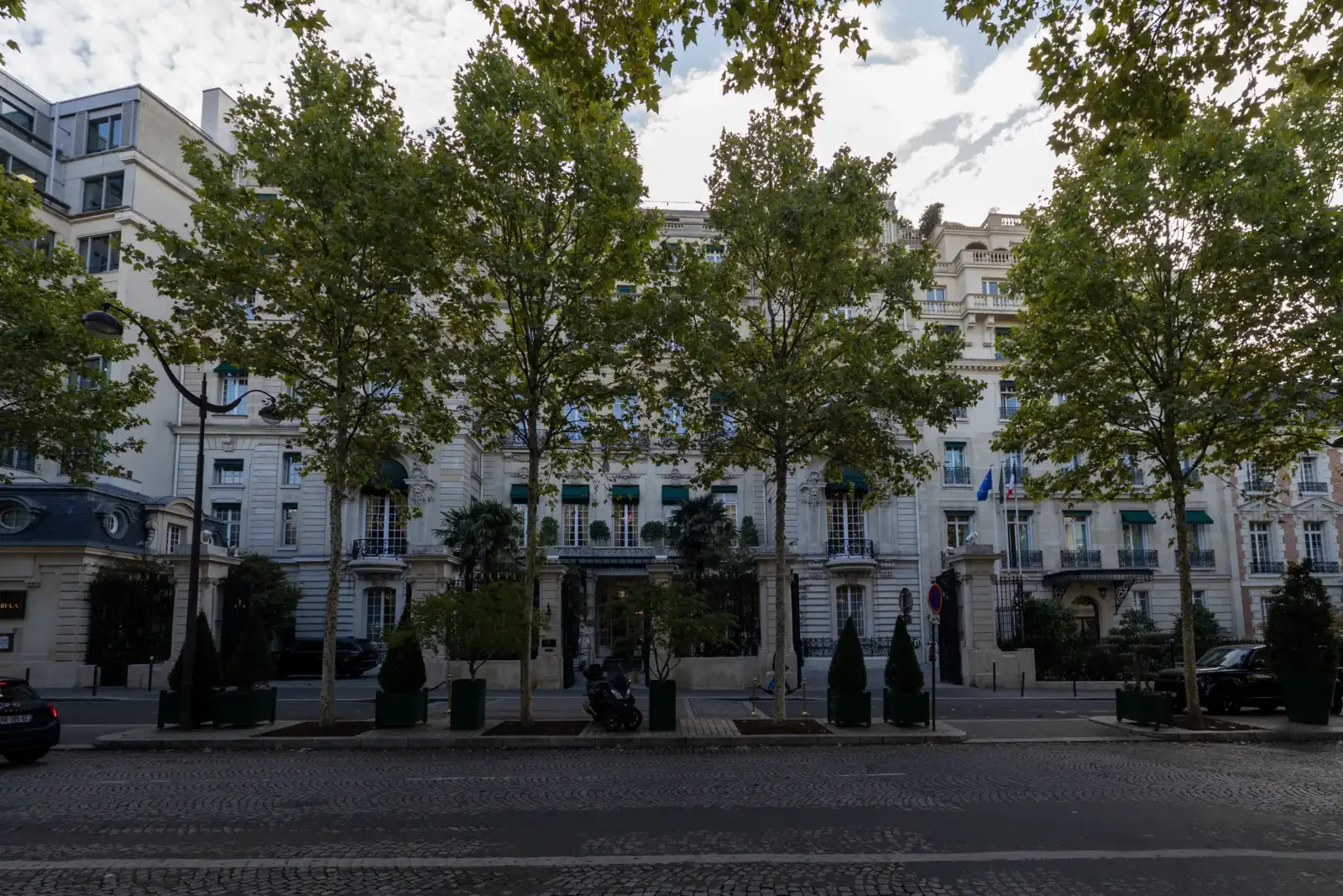 Une large façade classique en pierre de taille d un hôtel parisien de luxe.