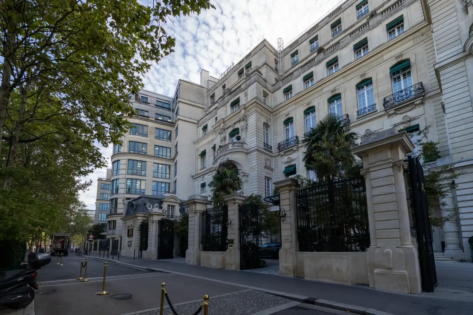 Vue extérieure de la magnifique façade du Shangri-La Paris sous un ciel nuageux.