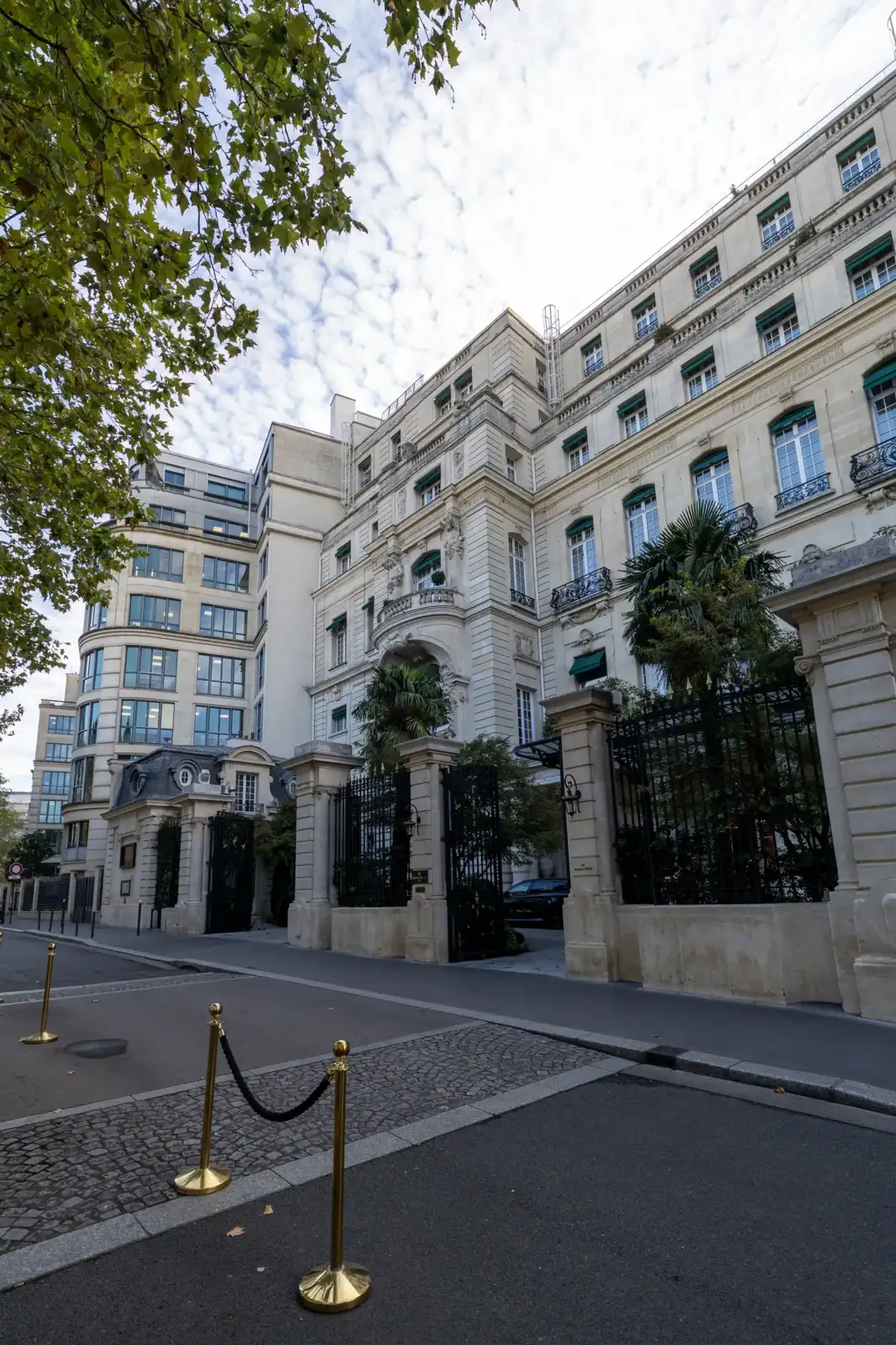 La somptueuse façade classique du Shangri-La Paris se dresse élégamment sous un ciel nuageux.