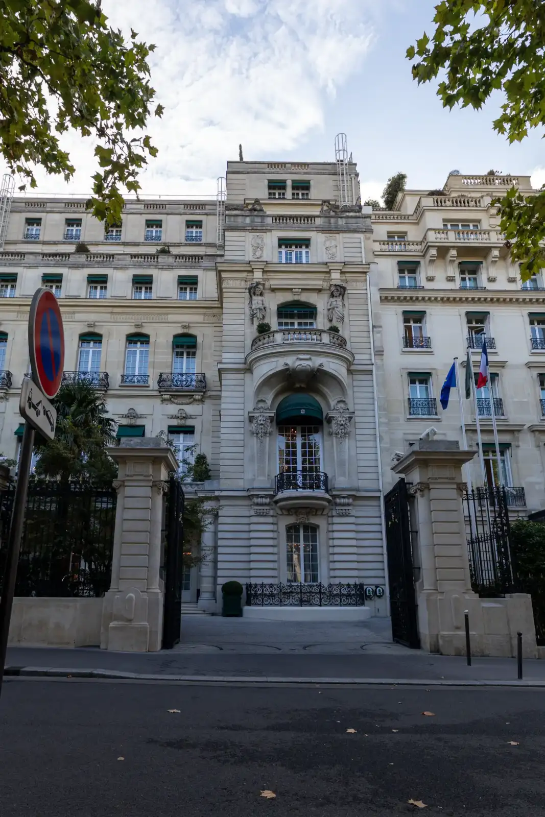 Vue extérieure d un bâtiment haussmannien élégant doté d un grand portail d entrée.
