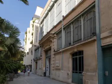 Façade de l Espace Fondation EDF à Paris, avec de grandes fenêtres et un pavillon.