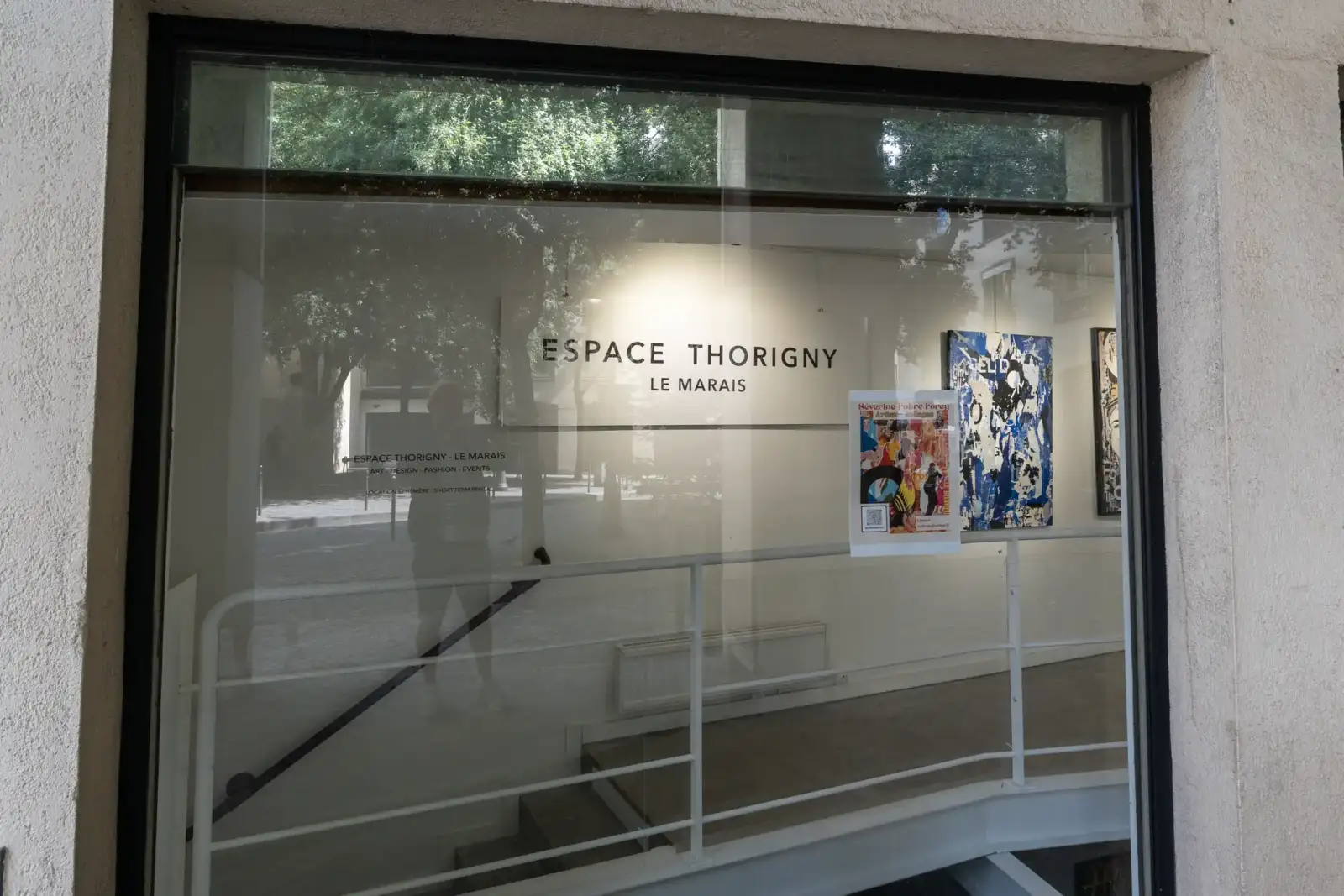 Vue de l'extérieur de la vitrine de la galerie Espace Thorigny à Paris.