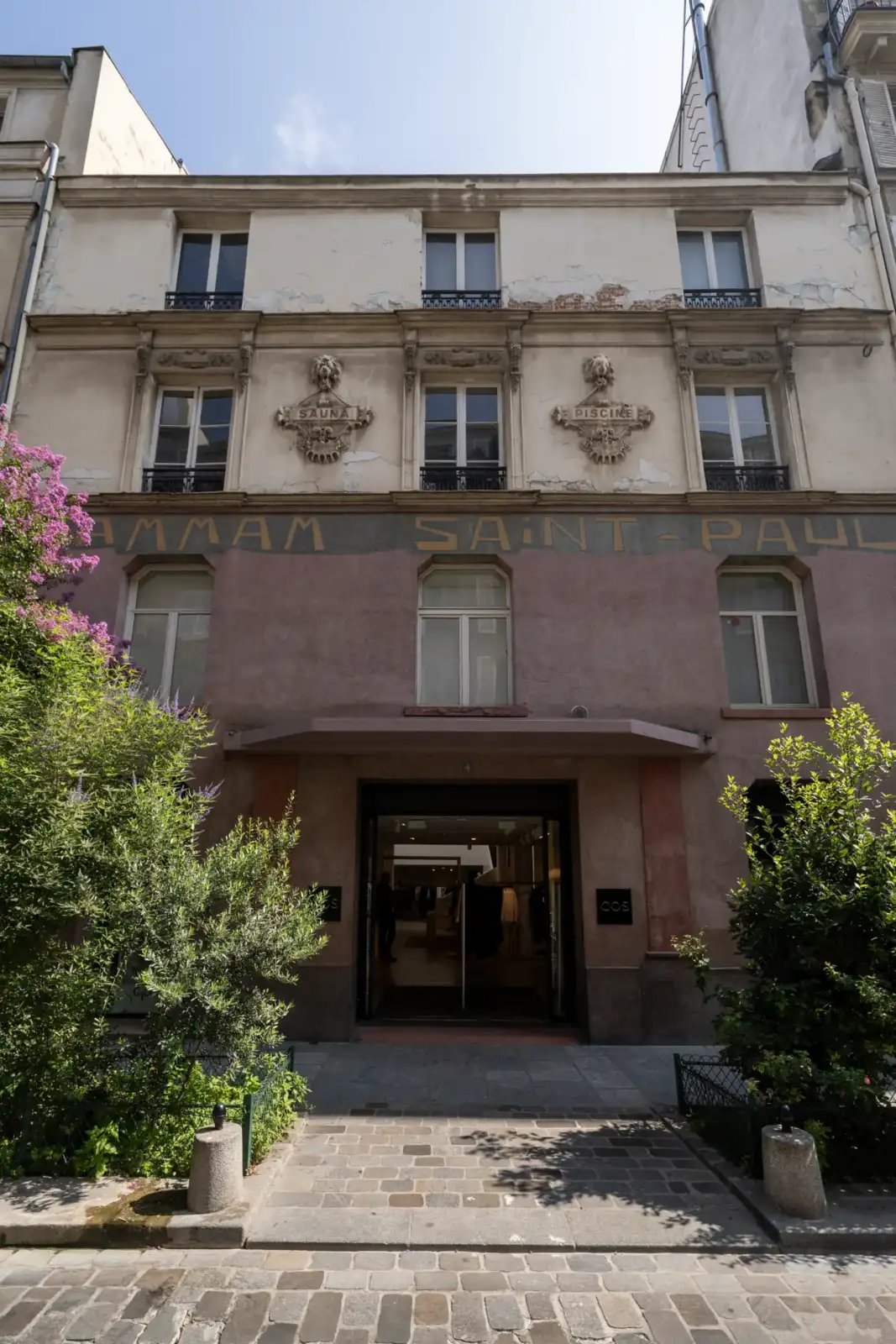 Façade de l'ancien hammam Saint-Paul à Paris, ornée de sculptures et d'inscriptions anciennes.