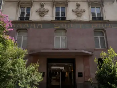 Façade de l'ancien hammam Saint-Paul à Paris, ornée de sculptures et d'inscriptions anciennes.