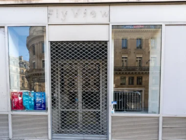 La façade fermée de FlyView à Paris reflète les immeubles haussmanniens environnants en ville.