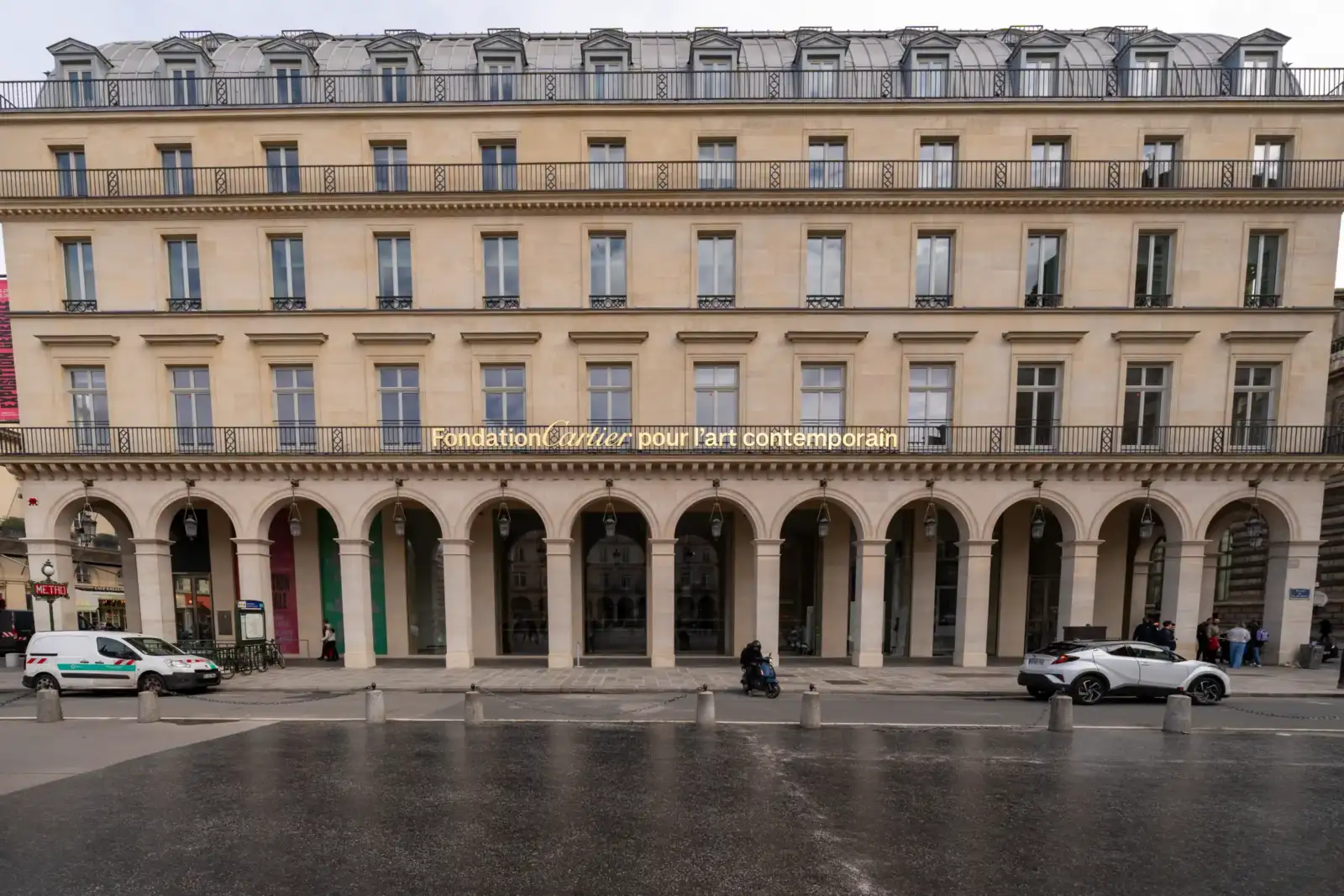 Façade classique de la Fondation Cartier à Paris avec ses arcades et enseigne dorée.