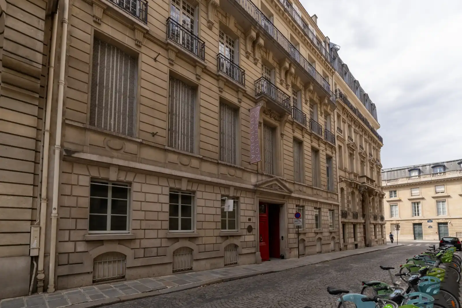 Vue de la façade en pierre de la Fondation Custodia à Paris.