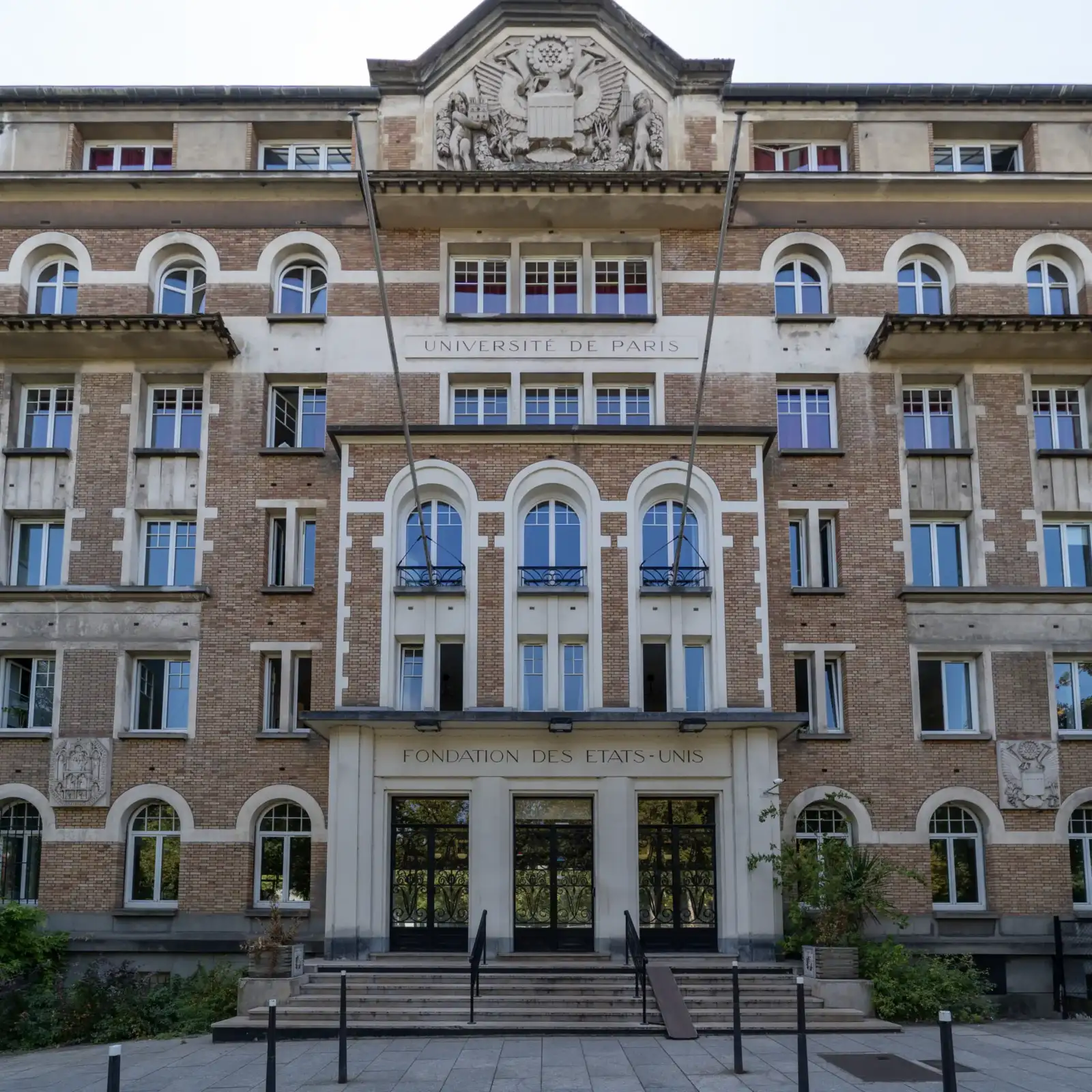 Vue de face de la façade classique en briques de la Fondation des États-Unis.