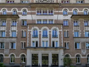 Vue de face de la façade classique en briques de la Fondation des États-Unis.