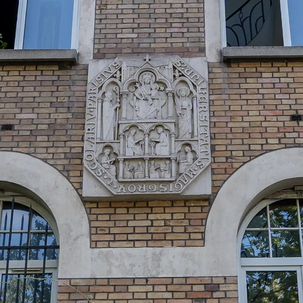 Un bas-relief sculpté orne la façade en briques de la fondation des États-Unis.