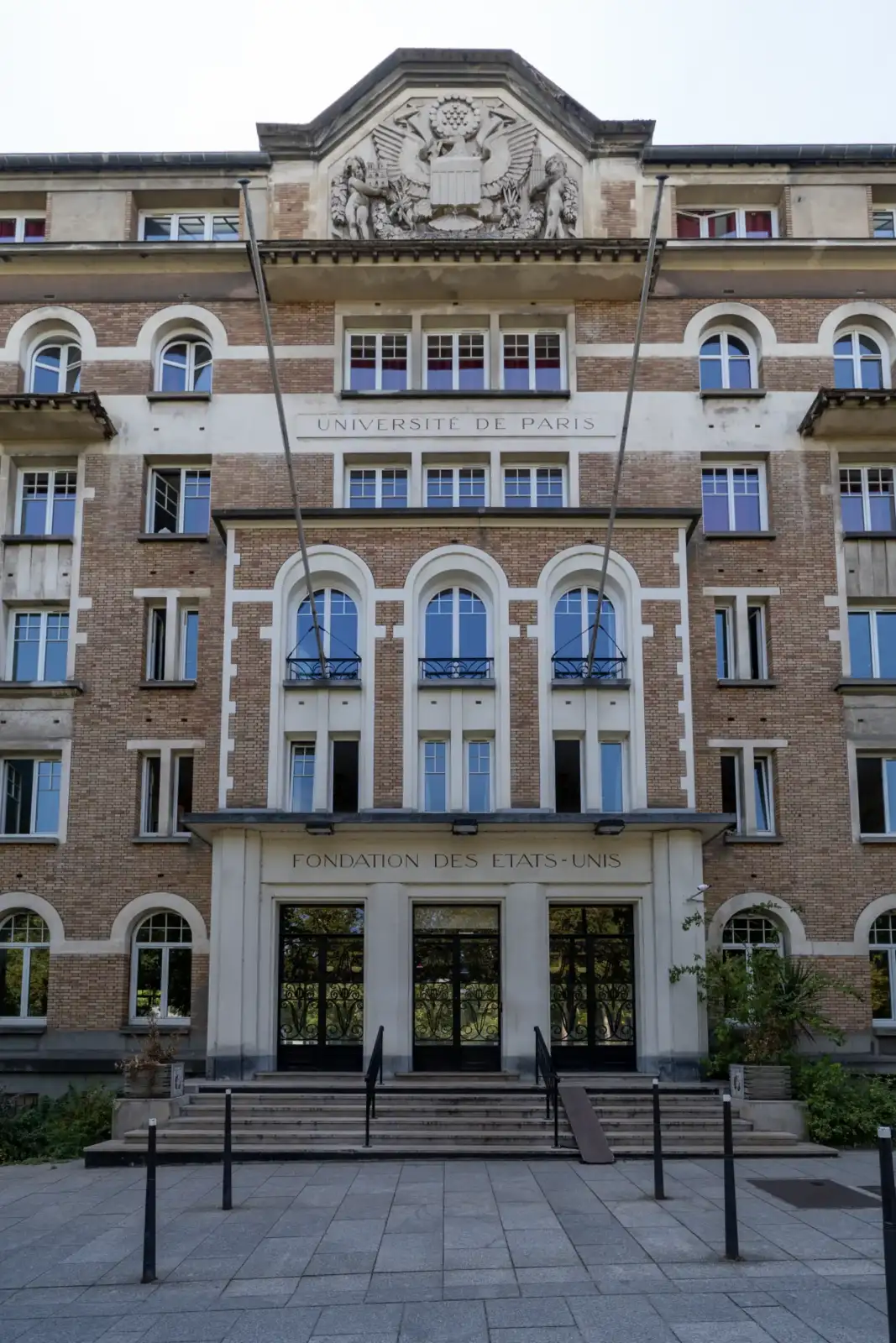 Façade symétrique en briques rouges et pierres blanches de la Fondation des États-Unis à Paris.