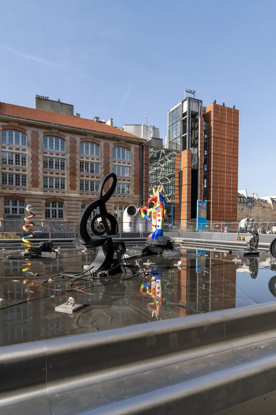 Les sculptures colorées de la fontaine Stravinsky se reflètent dans le bassin à Paris.