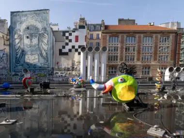 Des sculptures colorées et ludiques se reflètent dans le bassin de la fontaine Stravinsky parisienne.