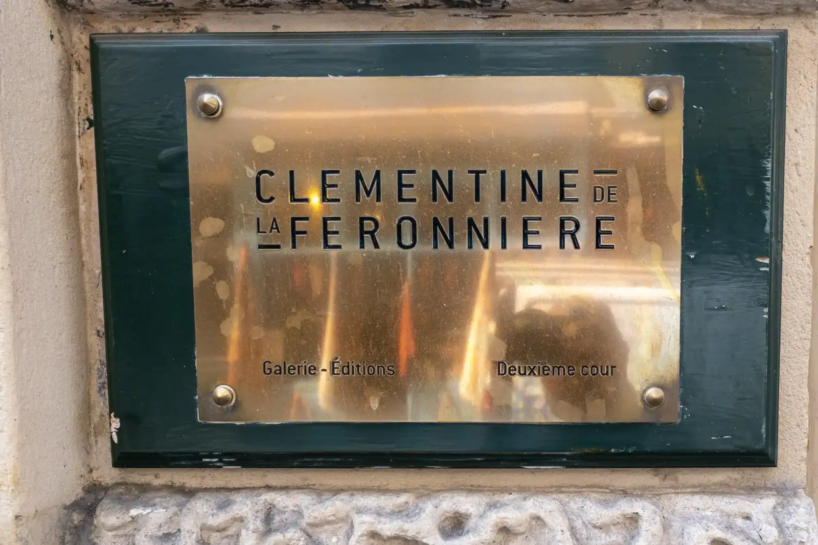 Plaque métallique dorée portant le nom de la galerie Clémentine de La Féronnière.