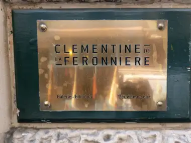 Plaque métallique dorée portant le nom de la galerie Clémentine de La Féronnière.