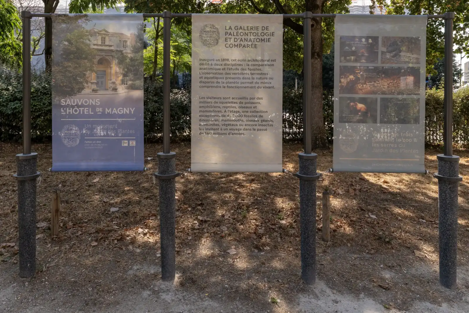 Trois grands panneaux explicatifs sur pieds installés dans le Jardin des Plantes à Paris.
