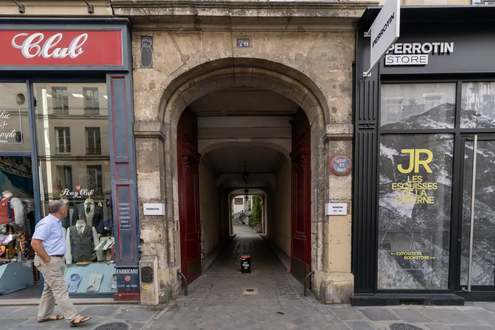 Entrée de la galerie Perrotin à Paris avec un passage voûté entre deux vitrines.