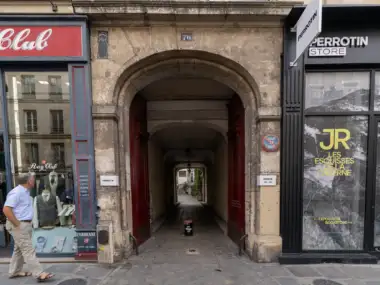 Entrée de la galerie Perrotin à Paris avec un passage voûté entre deux vitrines.